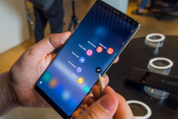 Samsung Galaxy Note 9 Flagship Fablet Arrives samsung galaxy note 9 in work - Samsung Galaxy Note 9 Flagship Fablet Arrives