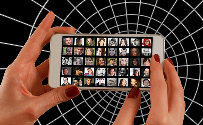 Google Photos used to recognize people in photos, and also allowed you to search for images, but the cataloging of photos took place only after they were uploaded to the company's server. Google Photos used to recognize people in photos, and also allowed you to search for images, but the cataloging of photos took place only after they were uploaded to the company's server.