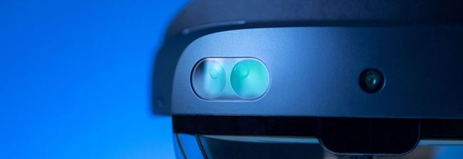 Microsoft HoloLens 2 has: 8 megapixel front camera for video conferencing. Microsoft HoloLens 2 has: 8 megapixel front camera for video conferencing.